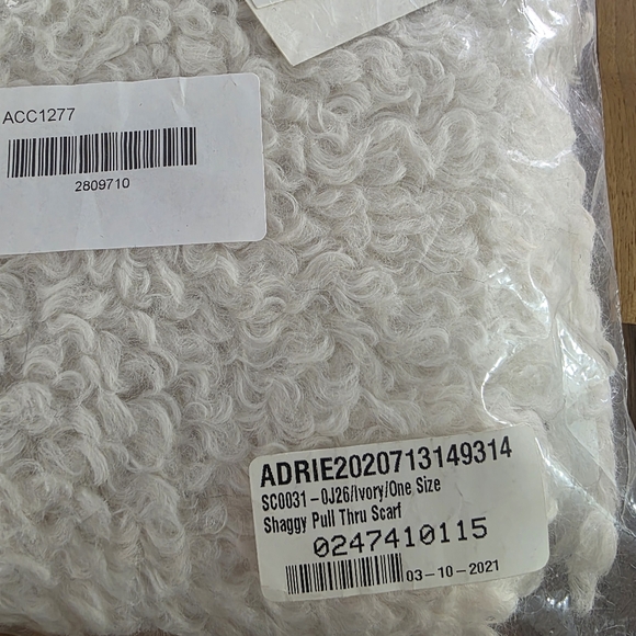 ADRIENNE LANDAU Pull Through Scarf Ivory Shaggy Faux Fur Sheepskin One Size NWT - Picture 6 of 7